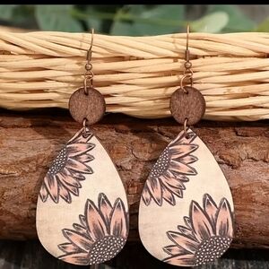 🦙3/$15 NWOT Teardrop Style Wooden Sunflower Earrings